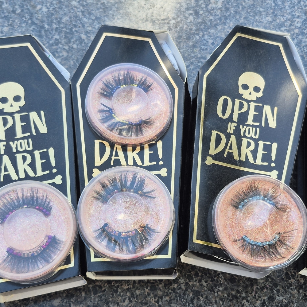 Dare to Wear Dramatic Black Lashes